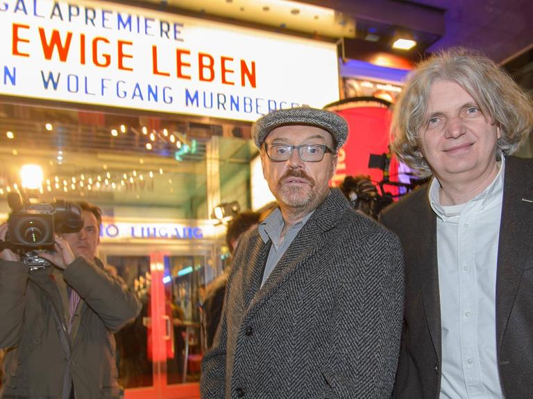 Josef Hader (l.) und Wolfgang Murnberger vor der Filmpremiere von "Das ewige Leben" im Wiener Gartenbaukino