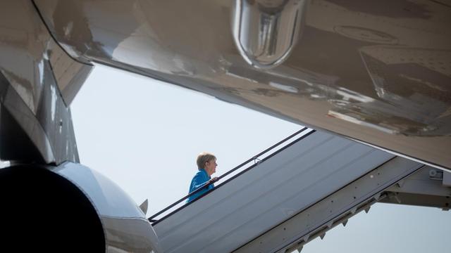 Bundeskanzlerin Angela Merkel (CDU) geht die Gangway zum Airbus A340 der Luftwaffe hinauf.