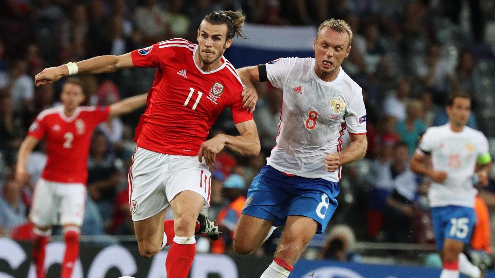 Wales' Gareth Bale, links, und Russlands Denis Glushakov bei der Fußball-Europameisterschaft Wales' Gareth Bale, links, und Russlands Denis Glushakov bei der Fußball-Europameisterschaft