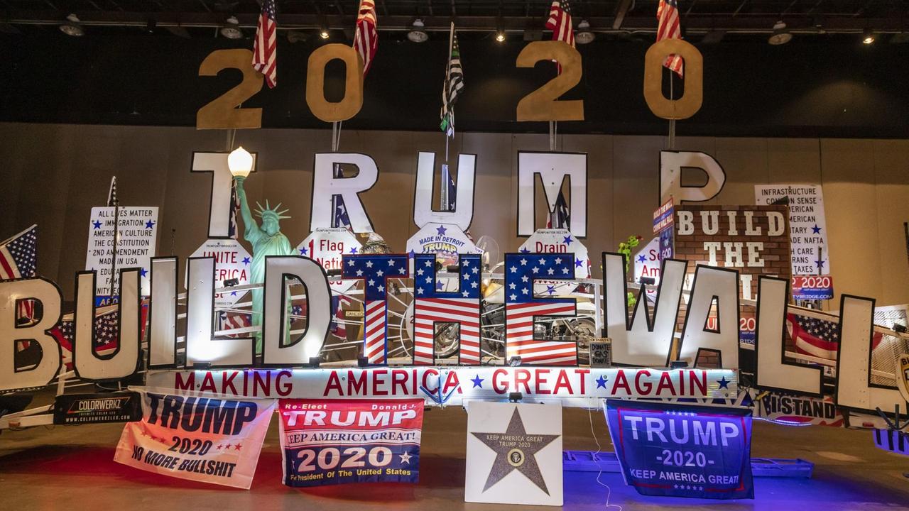 Auf einer Bühne angebrachte Schilder formen die Worte: "2020 Trump - Build the Wall". Auf einer Bühne angebrachte Schilder formen die Worte: "2020 Trump - Build the Wall".