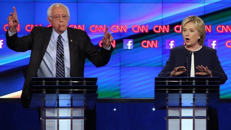 Bernie Sanders und Hillary Clinton bei einer der vorangegangenen TV-Debatten Bernie Sanders und Hillary Clinton bei einer der vorangegangenen TV-Debatten