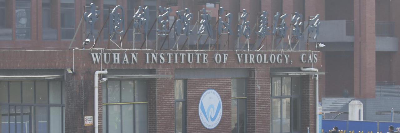 Vor dem virologischen Institut in Wuhan in China stehen Männer in Uniform und mit Mundschutz. Vor dem virologischen Institut in Wuhan in China stehen Männer in Uniform und mit Mundschutz.