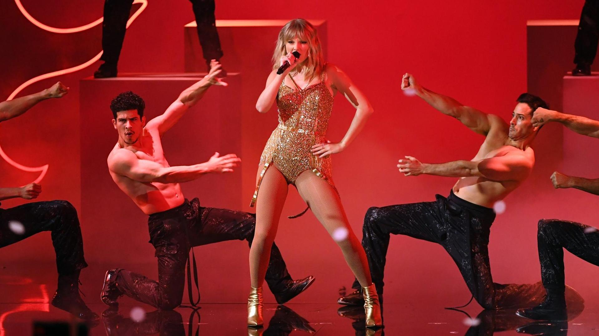Taylor Swift steht am 24. November 2019 im Microsoft Theater in Los Angeles, Kalifornien, auf der Bühne während der American Music Awards 2019. Taylor Swift steht am 24. November 2019 im Microsoft Theater in Los Angeles, Kalifornien, auf der Bühne während der American Music Awards 2019.