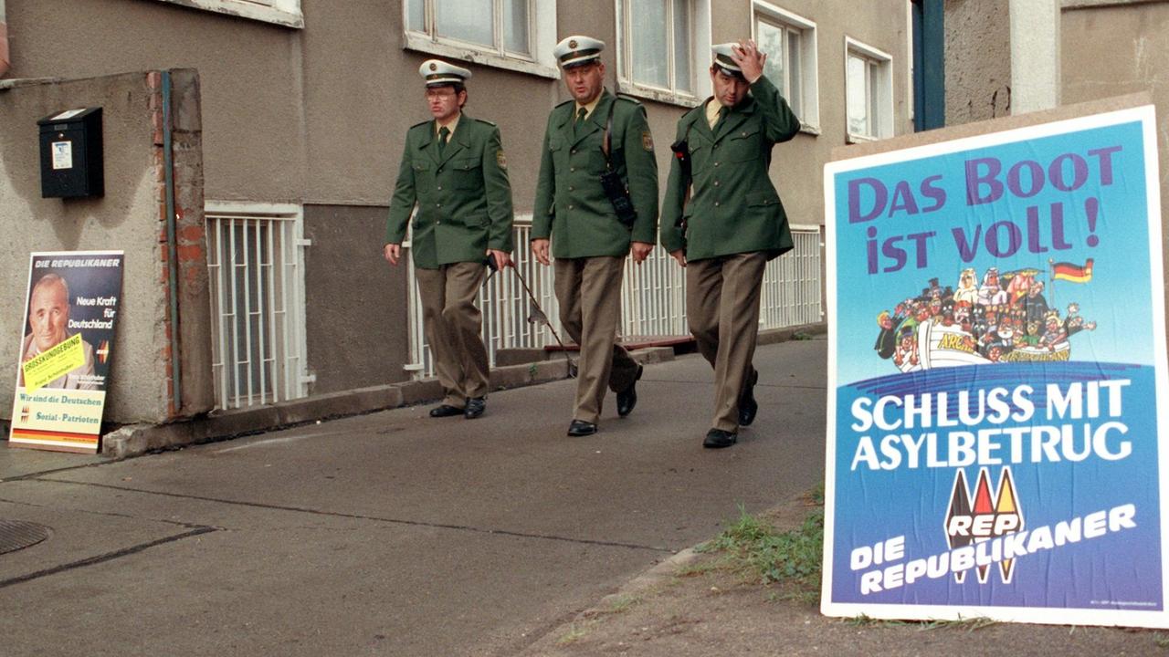 Plakat der Republikaner am Rande des ersten Landesparteitages der Republikaner Mecklenburg-Vorpommerns am 28.09.1991 in Neubrandenburg. Foto: Peer Grimm +++(c) dpa - Report+++ | Verwendung weltweit