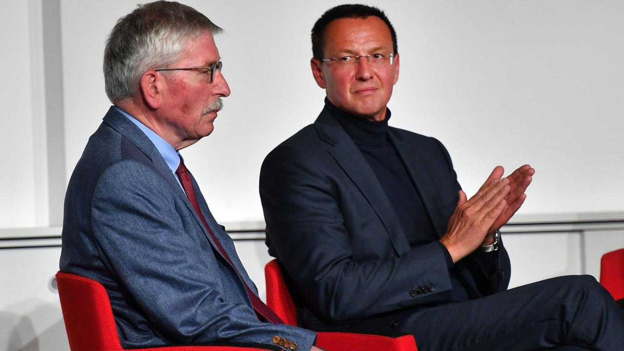 Thilo Sarrazin (links) und Oskar Helmerich, SPD-Landtagsabgeordneter in Thüringen, sitzen in Erfurt bei einer Diskussion und Lesung nebeneinander. Thilo Sarrazin (links) und Oskar Helmerich, SPD-Landtagsabgeordneter in Thüringen, sitzen in Erfurt bei einer Diskussion und Lesung nebeneinander.