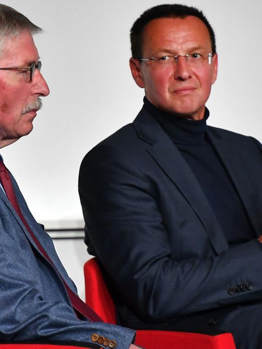 Thilo Sarrazin (links) und Oskar Helmerich, SPD-Landtagsabgeordneter in Thüringen, sitzen in Erfurt bei einer Diskussion und Lesung nebeneinander.
