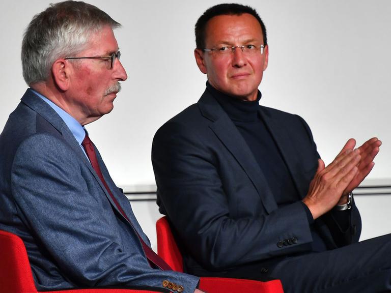 Thilo Sarrazin (links) und Oskar Helmerich, SPD-Landtagsabgeordneter in Thüringen, sitzen in Erfurt bei einer Diskussion und Lesung nebeneinander.