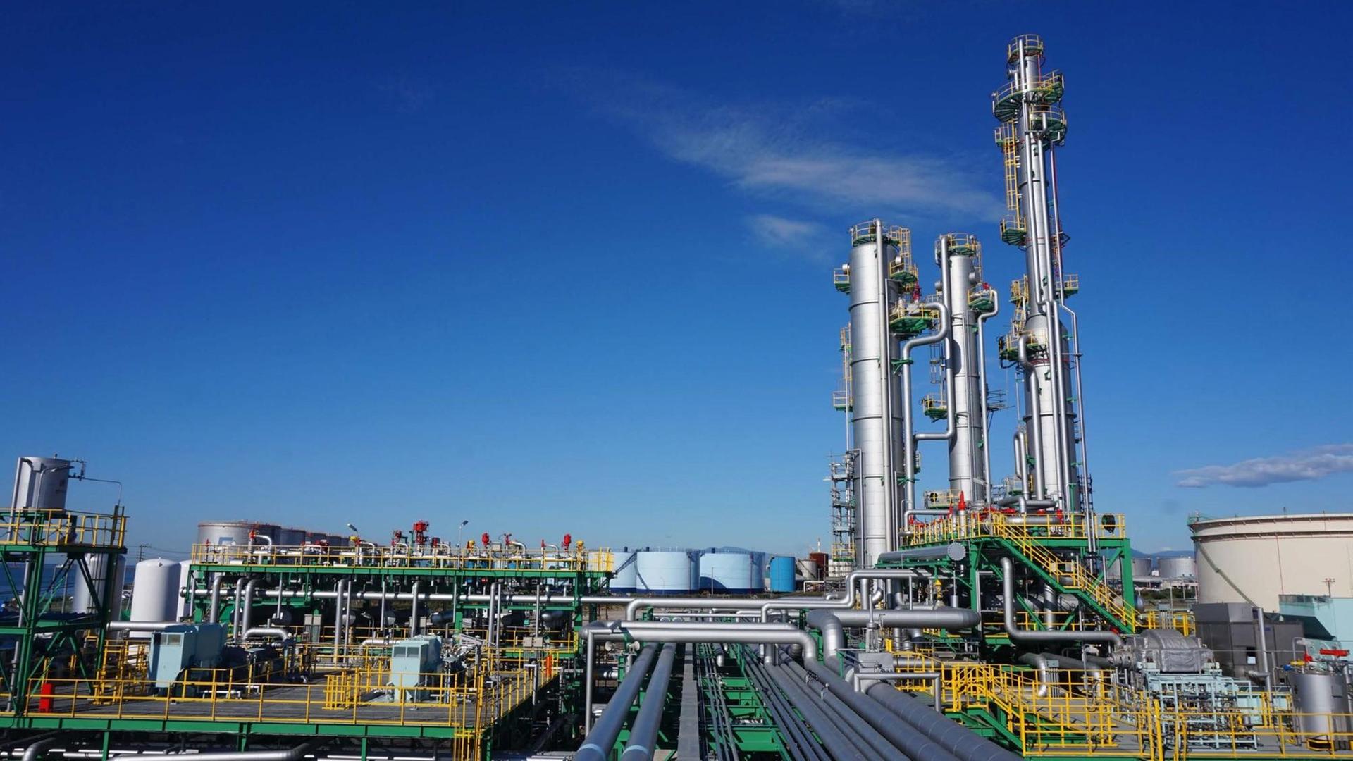 Die CCS-Versuchsanlage in Tomakomai mit ihren drei markanten Metalltürmen Die CCS-Versuchsanlage in Tomakomai mit ihren drei markanten Metalltürmen