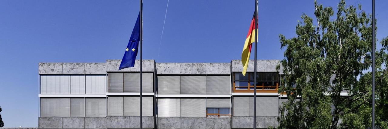 Ansicht vom Bundesverfassungsgericht in Karlsruhe mit einer deutschen und einer europäischen Flagge Ansicht vom Bundesverfassungsgericht in Karlsruhe mit einer deutschen und einer europäischen Flagge
