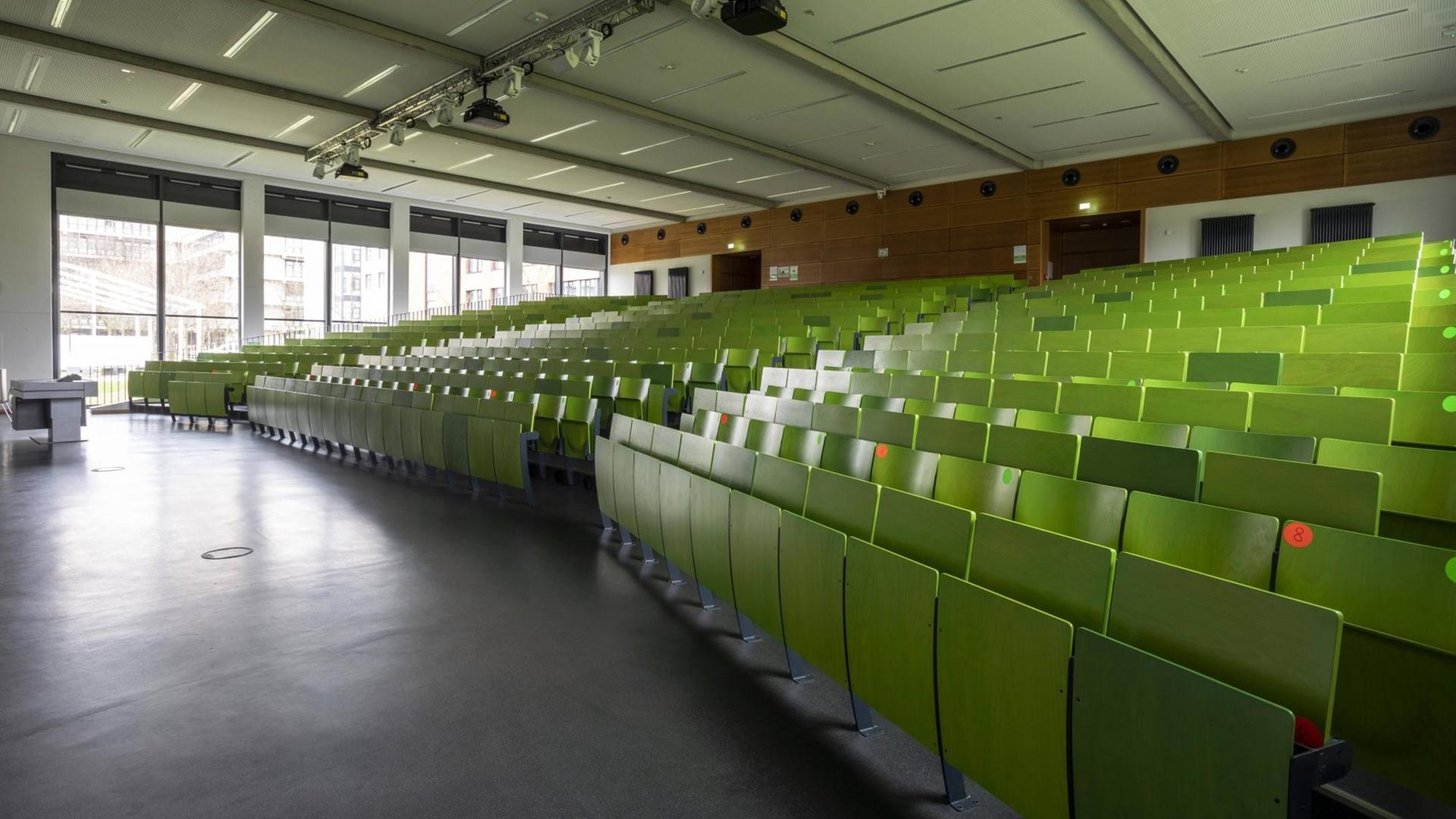 Leere, grüne Stuhlreihen in einem Hörsaal an der Technischen Universität Dortmund.