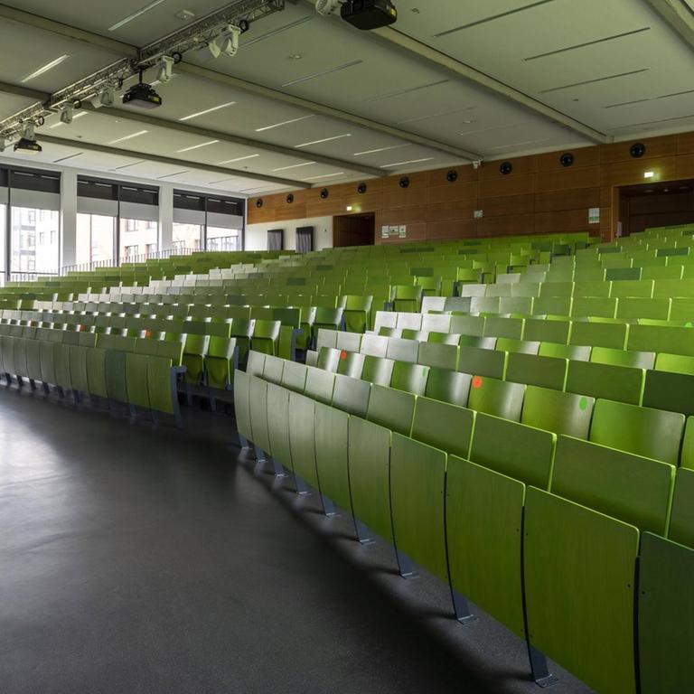 Leere, grüne Stuhlreihen in einem Hörsaal an der Technischen Universität Dortmund.