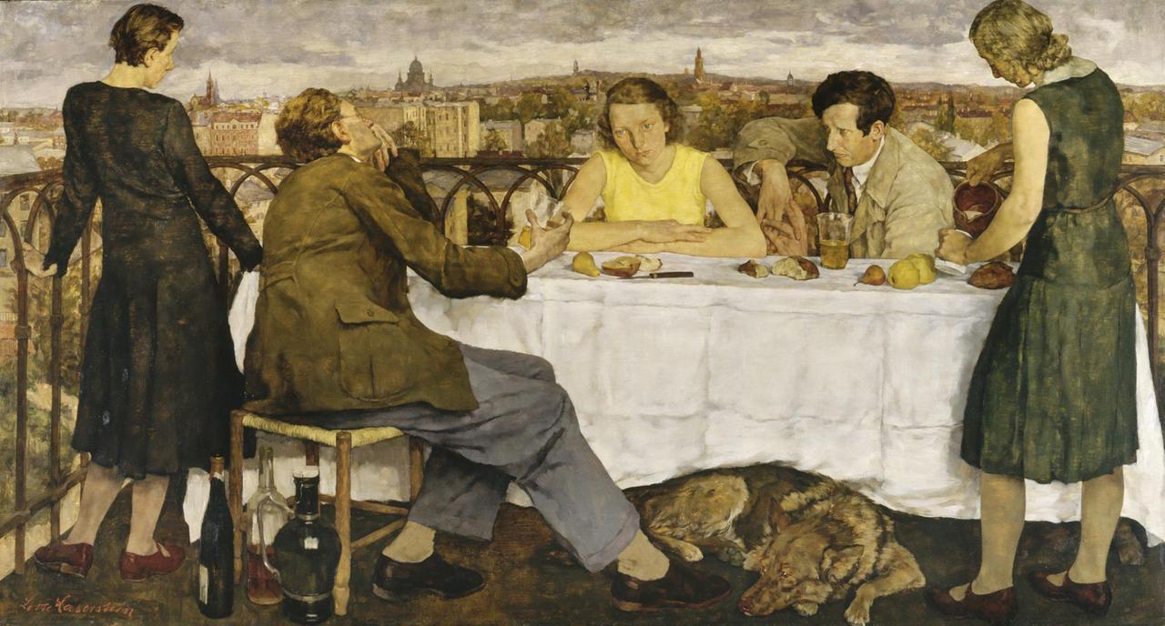 Ein Gemälde in Öl auf Holz aus dem Jahr 1930 zeigt fünf Personen um einen Tisch, davon sitzen drei Personen. Der Tisch steht auf einem Balkon, im Hintergrund ist die Silhoutte von Potsdam zu sehen Ein Gemälde in Öl auf Holz aus dem Jahr 1930 zeigt fünf Personen um einen Tisch, davon sitzen drei Personen. Der Tisch steht auf einem Balkon, im Hintergrund ist die Silhoutte von Potsdam zu sehen