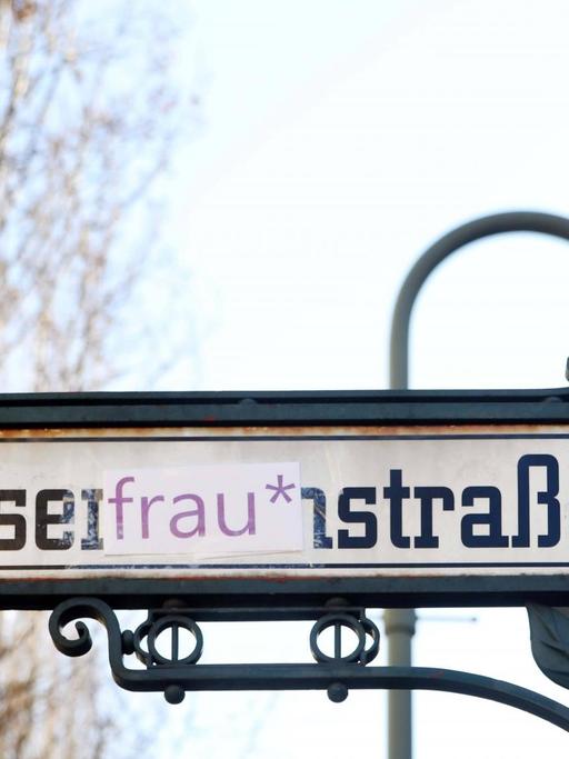 Gendersternchenaufkleber: "frau*" auf dem Straßenschild Husemannstraße. Berlin, 10.03.2021,