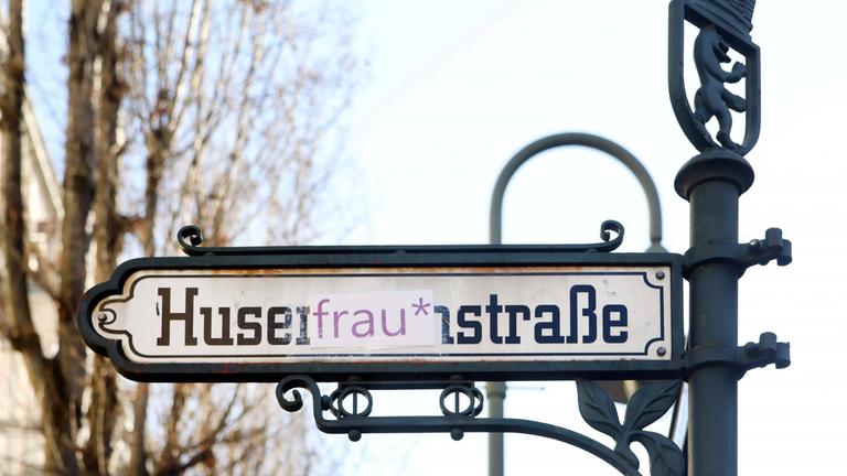 Gendersternchenaufkleber: "frau*" auf dem Straßenschild Husemannstraße. Berlin, 10.03.2021,
