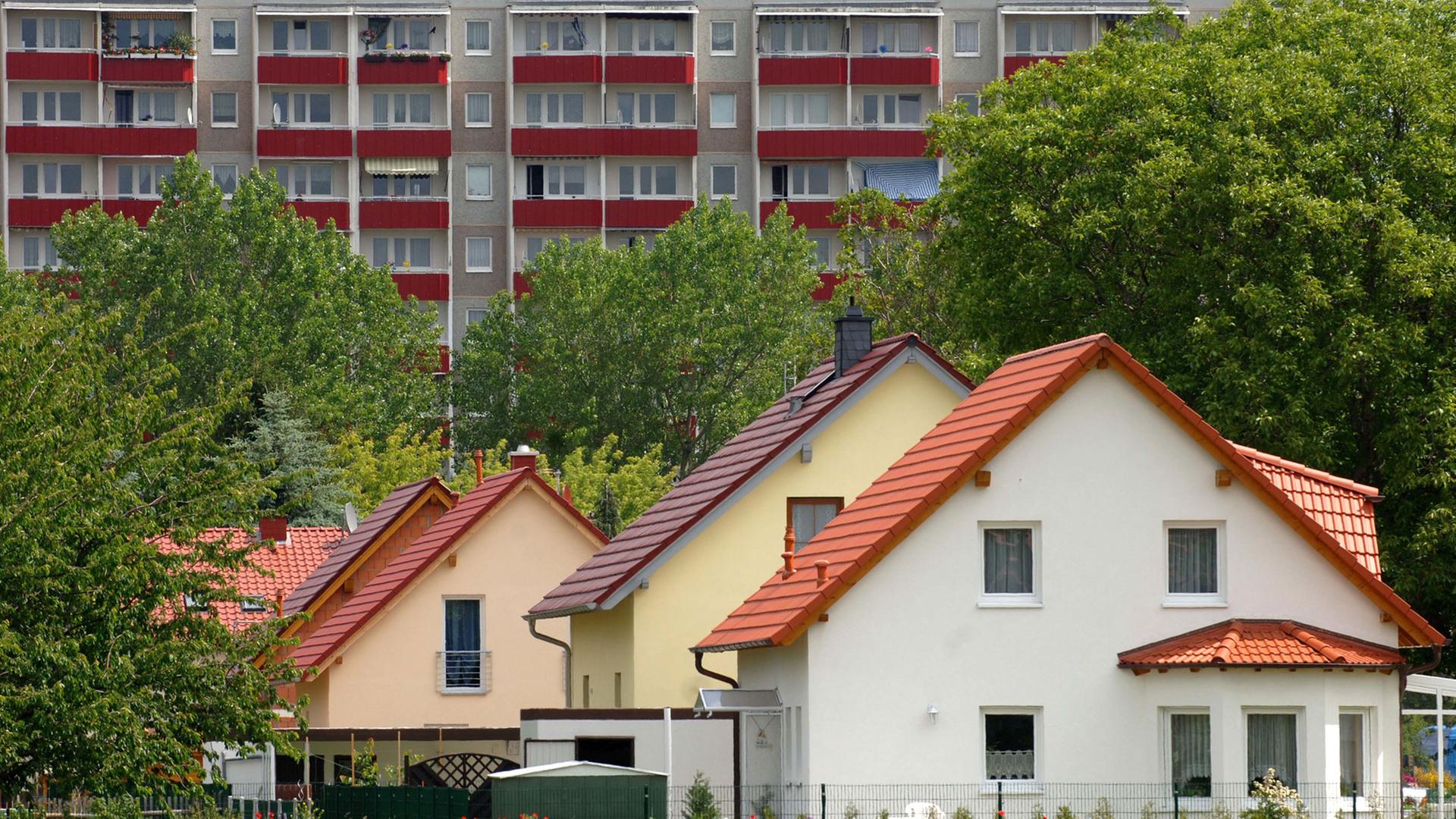In Sichtweite der Plattenbausiedlung in Erfurt-Nord ist in den letzten Jahren eine Siedlung mit Einfamilienhäusern entstanden. In Sichtweite der Plattenbausiedlung in Erfurt-Nord ist in den letzten Jahren eine Siedlung mit Einfamilienhäusern entstanden.