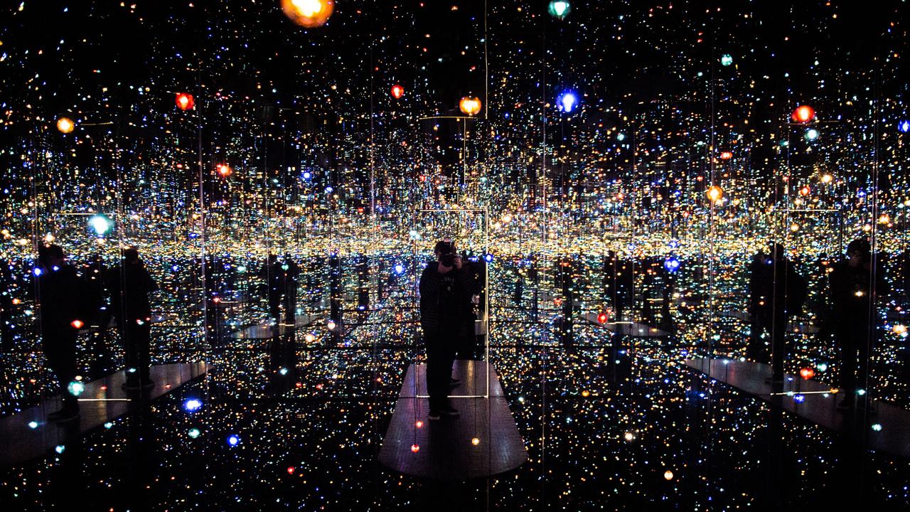 Die Kunstinstallation "Infinity Mirrored Room - The Souls of Millions of Light Years Away, 2013" in der Ausstellung "Never Ending Stories" im Kunstmuseum in Wolfsburg Die Kunstinstallation "Infinity Mirrored Room - The Souls of Millions of Light Years Away, 2013" in der Ausstellung "Never Ending Stories" im Kunstmuseum in Wolfsburg