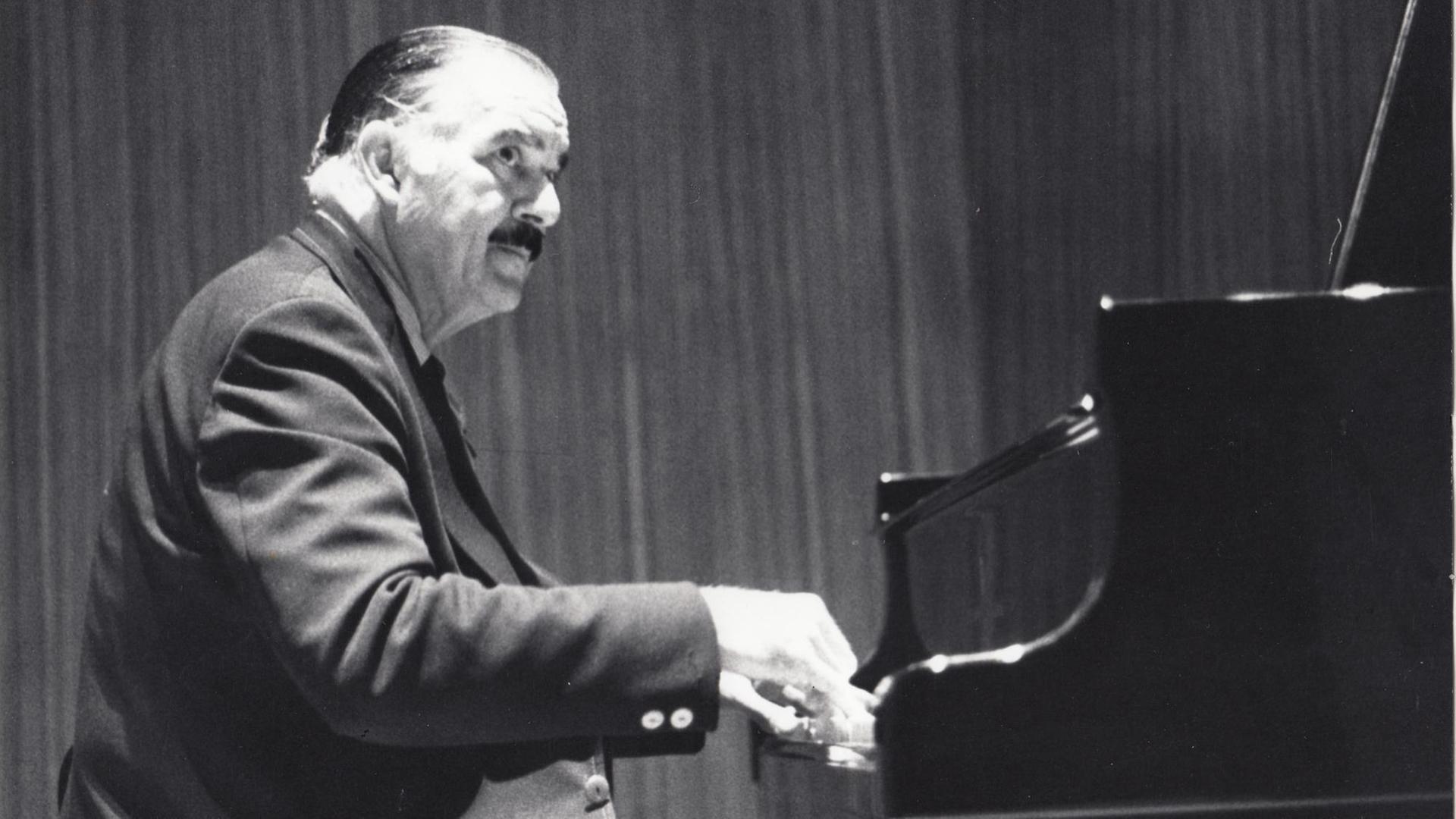 Schwarz-Weiss Aufnahme der Pianisten Jorge Bolet im Profil, am Flügel spielend 1973 Schwarz-Weiss Aufnahme der Pianisten Jorge Bolet im Profil, am Flügel spielend 1973