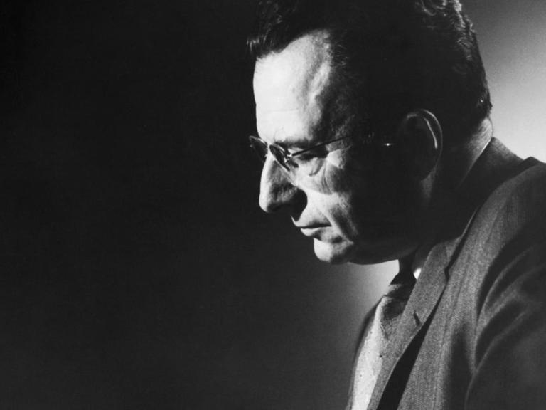 Porträt von Erich Fromm (1900-1980), Psychoanalytiker und Philosoph. Ca. 1922.