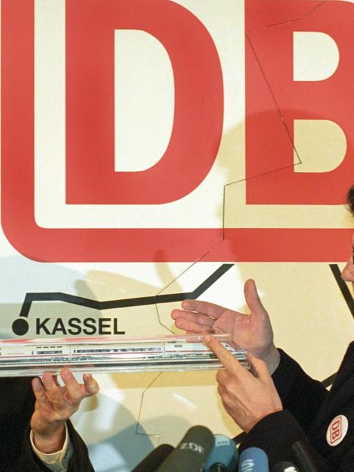 Heinz Dürr (r), Vorsitzender der Deutschen Bahn, überreicht Bundesverkehrsminister Matthias Wissmann (l, CDU) ein ICE-Modell. Am 10. Januar 1994 fand in Berlin die symbolische Fusion der Bundesbahn (Bundesrepublik) und der Reichsbahn (frühere DDR) zur Deutsche Bahn AG statt. | Verwendung weltweit