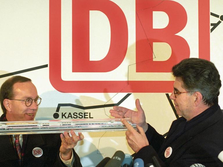 Heinz Dürr (r), Vorsitzender der Deutschen Bahn, überreicht Bundesverkehrsminister Matthias Wissmann (l, CDU) ein ICE-Modell. Am 10. Januar 1994 fand in Berlin die symbolische Fusion der Bundesbahn (Bundesrepublik) und der Reichsbahn (frühere DDR) zur Deutsche Bahn AG statt. | Verwendung weltweit