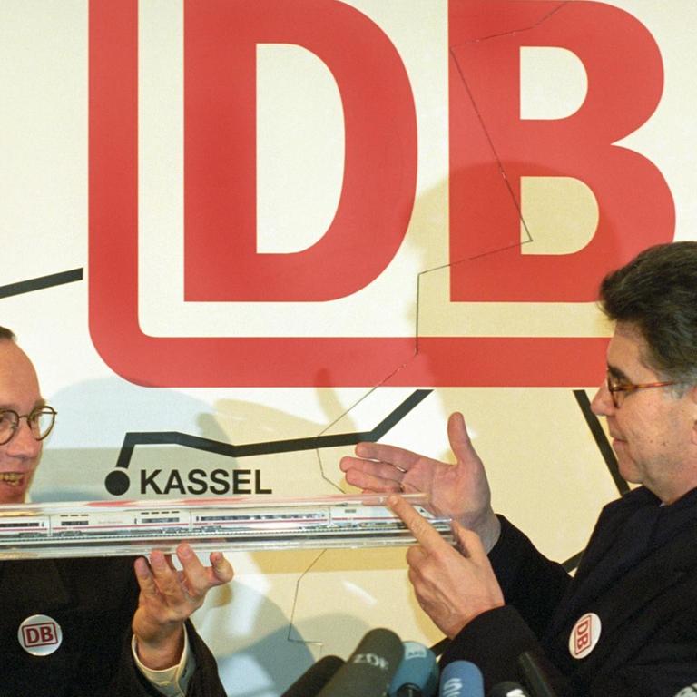 Heinz Dürr (r), Vorsitzender der Deutschen Bahn, überreicht Bundesverkehrsminister Matthias Wissmann (l, CDU) ein ICE-Modell. Am 10. Januar 1994 fand in Berlin die symbolische Fusion der Bundesbahn (Bundesrepublik) und der Reichsbahn (frühere DDR) zur Deutsche Bahn AG statt. | Verwendung weltweit