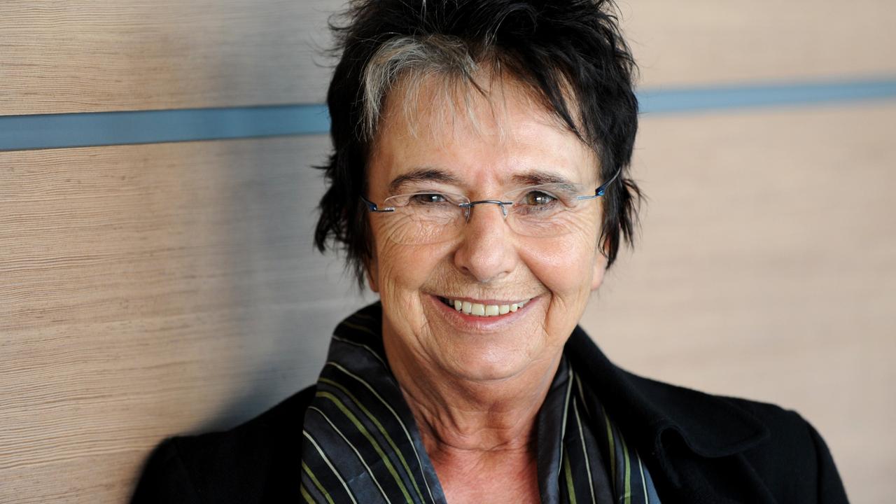 Die Schriftstellerin und Übersetzerin Mirjam Pressler posiert vor Beginn einer Lesung der "Lit.kid.Cologne" 2009 in Köln. Die Schriftstellerin und Übersetzerin Mirjam Pressler posiert vor Beginn einer Lesung der "Lit.kid.Cologne" 2009 in Köln.