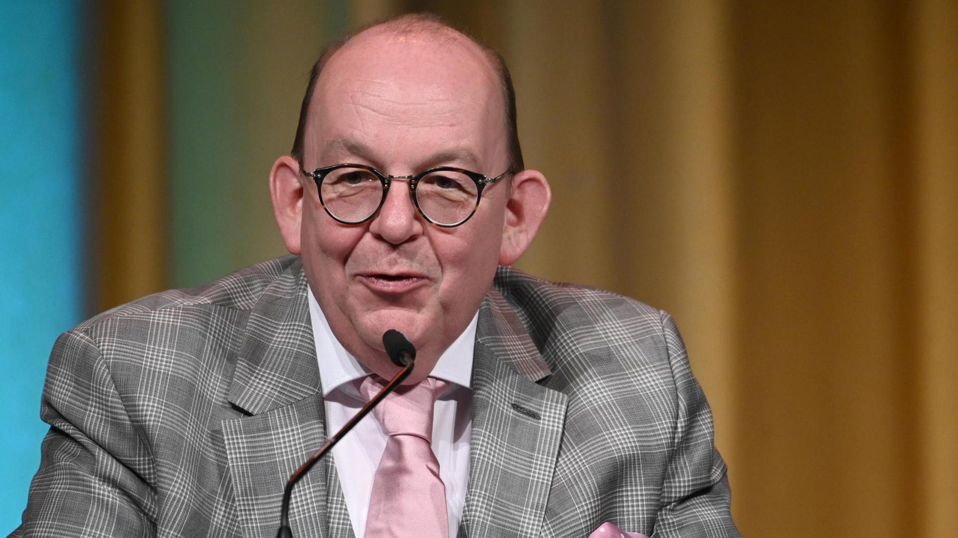Literaturkritiker Denis Scheck sitzt bei der Lit.Cologne 2019 auf dem Podium. Literaturkritiker Denis Scheck sitzt bei der Lit.Cologne 2019 auf dem Podium.