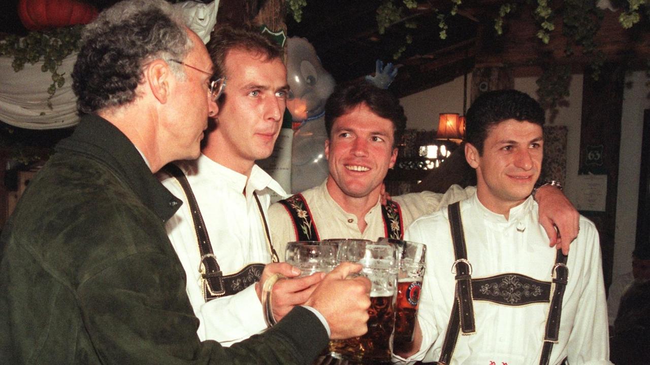 Der Präsident des Fußball-Bundesligisten FC Bayern München, Franz Beckenbauer stößt auf dem Münchner Oktoberfest mit den Profis Mario Basler, Lothar Matthäus und Ruggero Rizzitelli an.