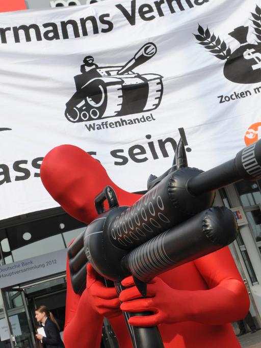Ein Aktivist von Attac demonstriert am Rande der Hauptversammlung der Deutschen Bank