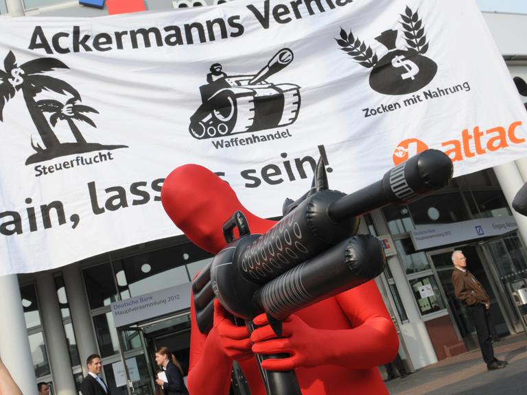 Ein Aktivist von Attac demonstriert am Rande der Hauptversammlung der Deutschen Bank