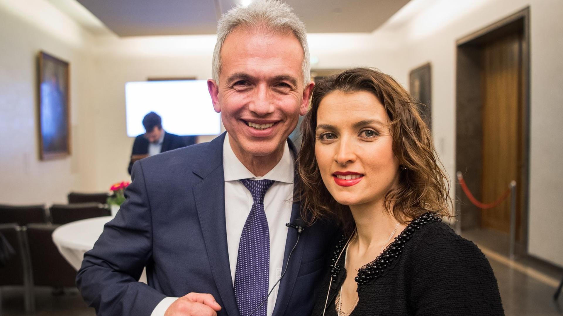 Peter Feldmann (SPD) steht mit seiner Frau Zübeyde Temizel nach seiner erneuten Wahl zum Oberbürgermeister von Frankfurt am Main im Römer Peter Feldmann (SPD) steht mit seiner Frau Zübeyde Temizel nach seiner erneuten Wahl zum Oberbürgermeister von Frankfurt am Main im Römer