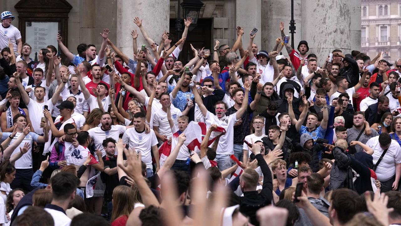 Nahe Trafalgar Square in London feiern die Menschen ohne Maske oder Abstand. Nahe Trafalgar Square in London feiern die Menschen ohne Maske oder Abstand.