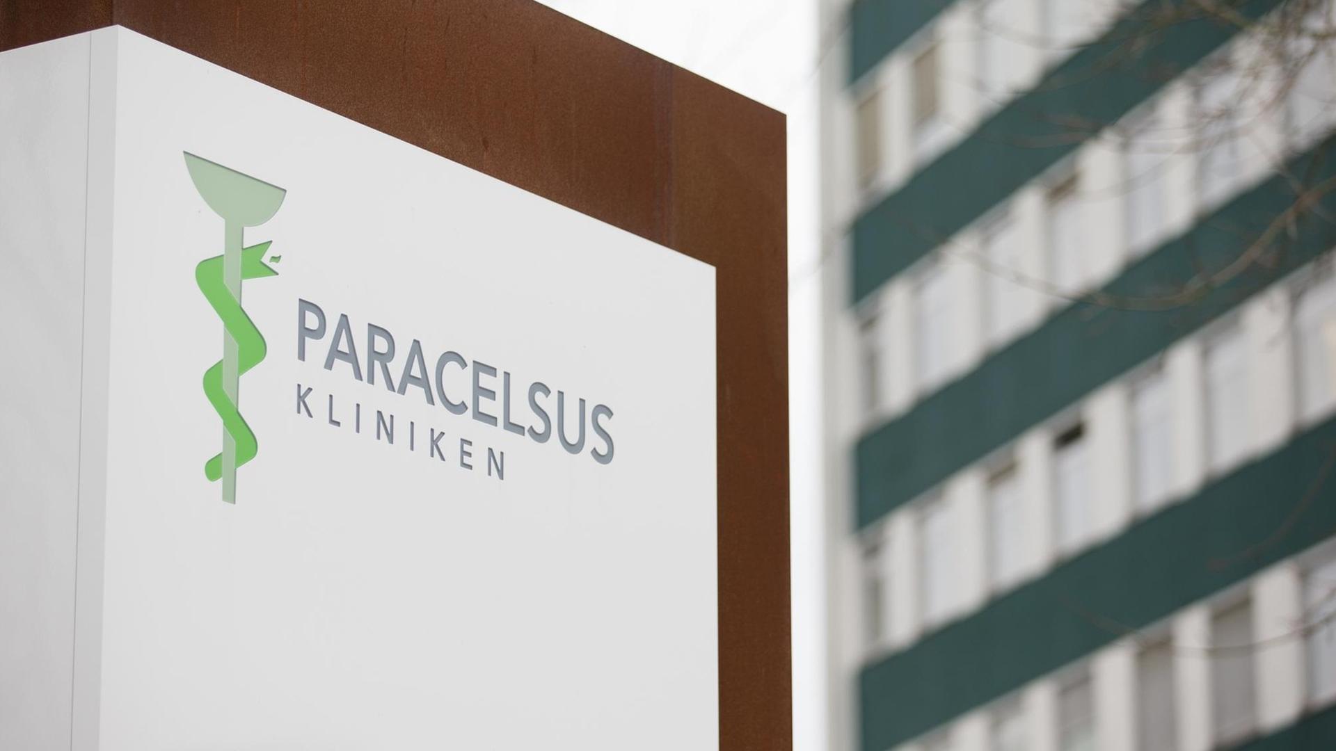 Blick auf ein Schild der Paracelsus Kliniken in Osnabrück (Niedersachsen) am 29.01.2016. Blick auf ein Schild der Paracelsus Kliniken in Osnabrück (Niedersachsen) am 29.01.2016.