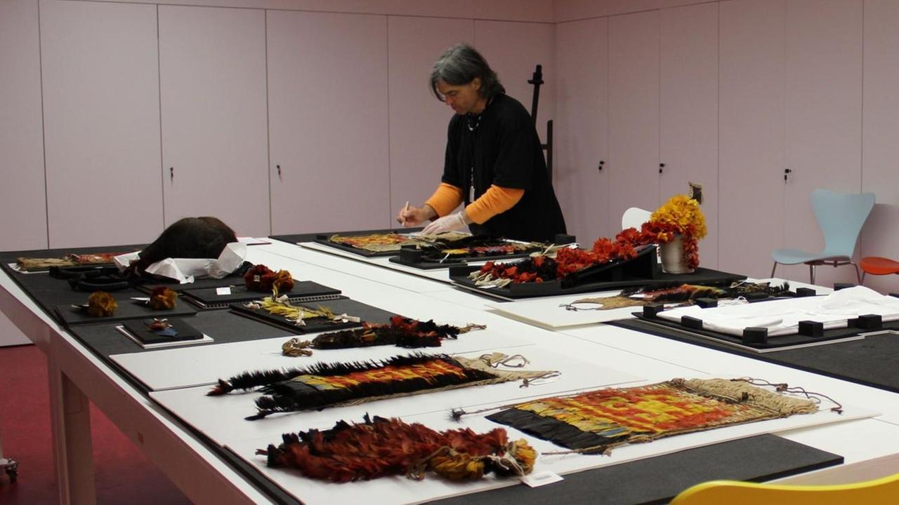 Andreas Schlothauer mit Federschmuck aus dem Amazonas-Gebiet, aufgenommen im »salle de consultation" des Musée du quai Branly Paris (2012) Andreas Schlothauer mit Federschmuck aus dem Amazonas-Gebiet, aufgenommen im »salle de consultation" des Musée du quai Branly Paris (2012)