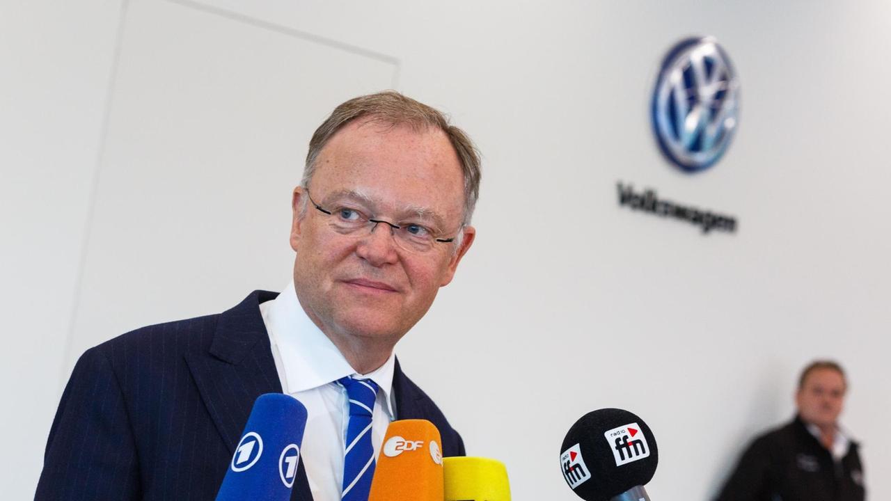 Der niedersächsische Ministerpräsident Stephan Weil (SPD) äußert sich am 26.07.2017 in Wolfsburg (Niedersachsen) im VW-Markenhochhaus gegenüber Medienvertretern zur Kartell-Selbstanzeige des Konzerns. Weil ist für eine außerordentliche Sitzung des Volkswagen-Aufsichtsrates in Wolfsburg. Foto: Philipp von Ditfurth/dpa | Verwendung weltweit Der niedersächsische Ministerpräsident Stephan Weil (SPD) äußert sich am 26.07.2017 in Wolfsburg (Niedersachsen) im VW-Markenhochhaus gegenüber Medienvertretern zur Kartell-Selbstanzeige des Konzerns. Weil ist für eine außerordentliche Sitzung des Volkswagen-Aufsichtsrates in Wolfsburg. Foto: Philipp von Ditfurth/dpa | Verwendung weltweit