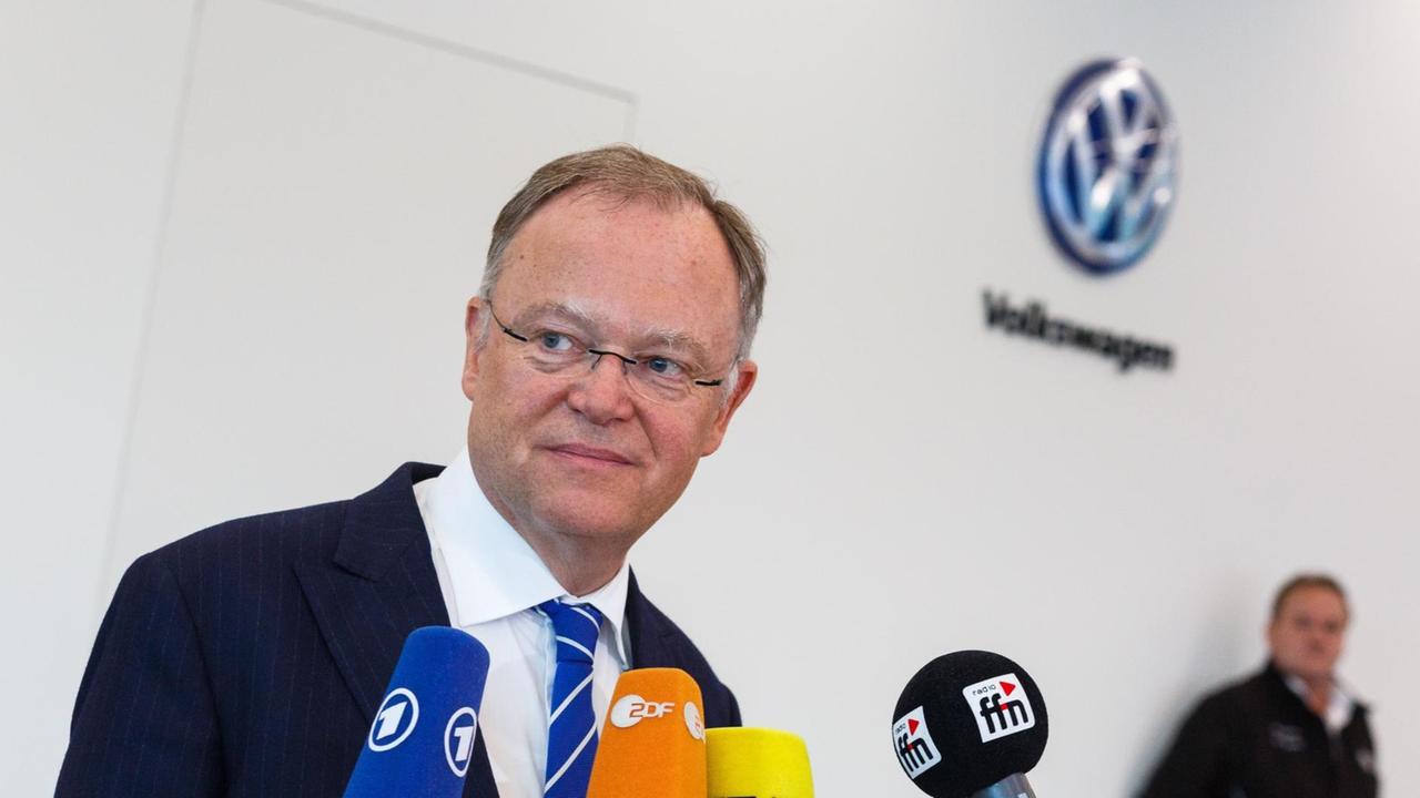 Der niedersächsische Ministerpräsident Stephan Weil (SPD) äußert sich am 26.07.2017 in Wolfsburg (Niedersachsen) im VW-Markenhochhaus gegenüber Medienvertretern zur Kartell-Selbstanzeige des Konzerns. Weil ist für eine außerordentliche Sitzung des Volkswagen-Aufsichtsrates in Wolfsburg. Foto: Philipp von Ditfurth/dpa | Verwendung weltweit Der niedersächsische Ministerpräsident Stephan Weil (SPD) äußert sich am 26.07.2017 in Wolfsburg (Niedersachsen) im VW-Markenhochhaus gegenüber Medienvertretern zur Kartell-Selbstanzeige des Konzerns. Weil ist für eine außerordentliche Sitzung des Volkswagen-Aufsichtsrates in Wolfsburg. Foto: Philipp von Ditfurth/dpa | Verwendung weltweit
