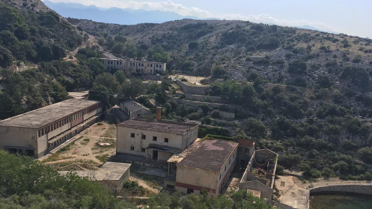 Das Gefängnis auf der Insel Goli Otok ist seit 1988 stillgelegt. Die kroatische Regierung setzt sich nicht für den Erhalt der Gebäude ein und erinnert damit auch nicht an diesen Teil der Landesgeschichte. Das Gefängnis auf der Insel Goli Otok ist seit 1988 stillgelegt. Die kroatische Regierung setzt sich nicht für den Erhalt der Gebäude ein und erinnert damit auch nicht an diesen Teil der Landesgeschichte.