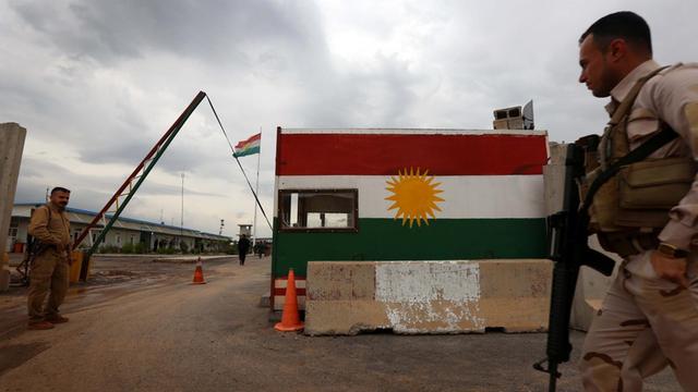 Sie sehen einen Kontrollpunkt der kurdischen Peschmerga-Kämpfer westlich von Erbil im Nordirak.