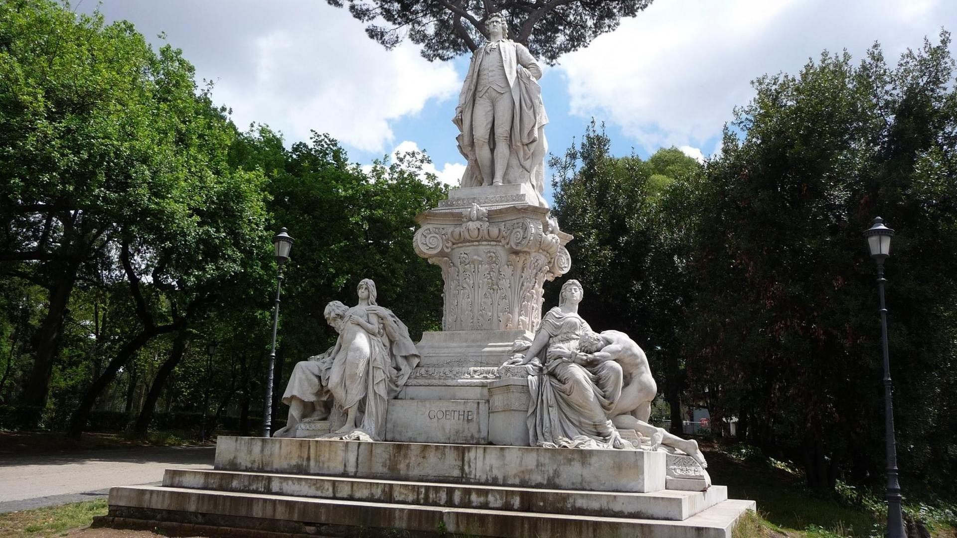 Eine Statue des deutschen Dichters Johann Wolfgang von Goethe steht im Garten der Villa Borghese in Rom, Italien, aufgenommen am 23.04.2016. Das Goethe-Denkmal ist rund neun Meter hoch. Foto: Beate Schleep Eine Statue des deutschen Dichters Johann Wolfgang von Goethe steht im Garten der Villa Borghese in Rom, Italien, aufgenommen am 23.04.2016. Das Goethe-Denkmal ist rund neun Meter hoch. Foto: Beate Schleep