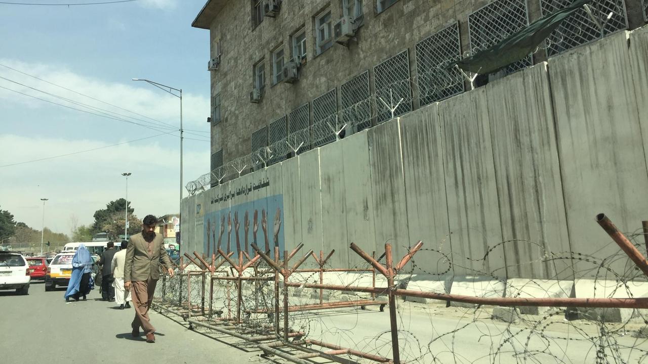 Ein Regierungsgebäude in Kabul mit Sicherheitsabsperrung.