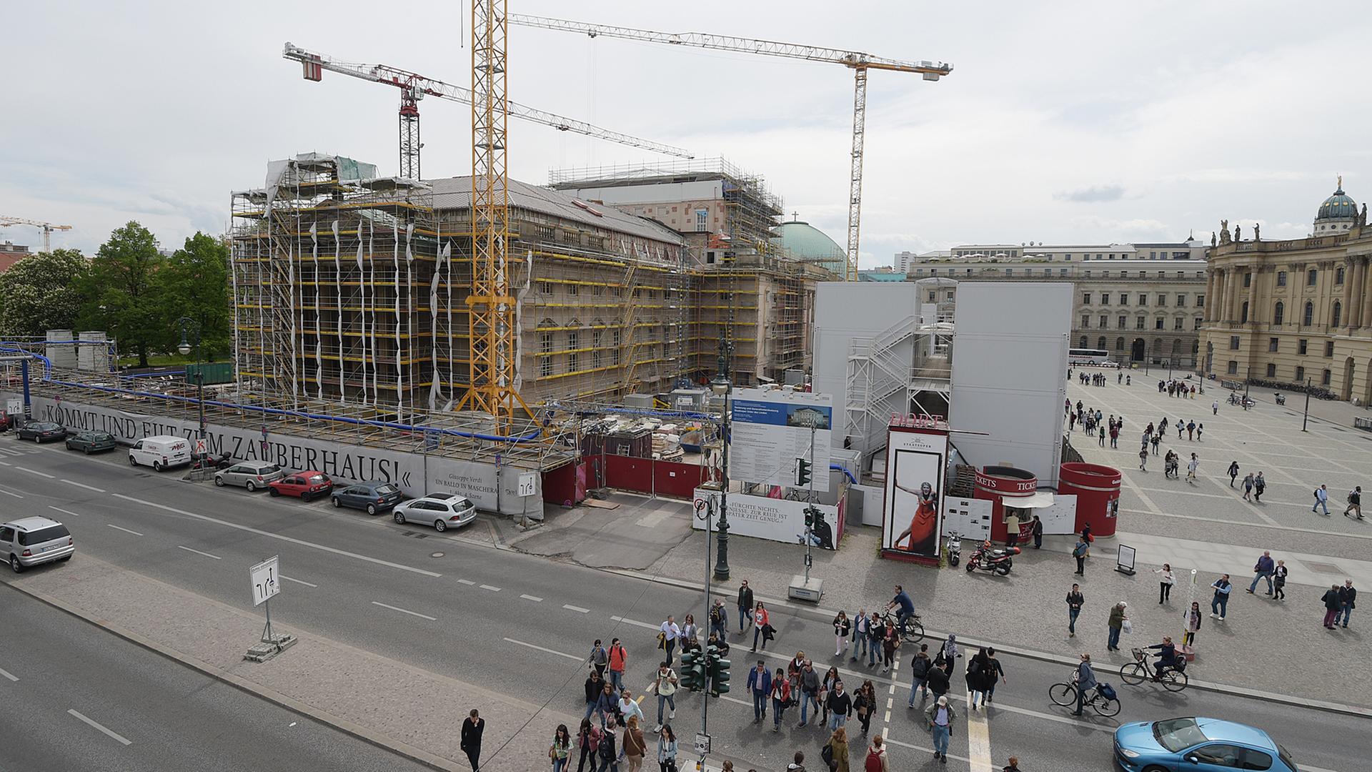 Die Berliner Staatsoper Unter den Linden ist noch immer eine Baustelle. Die Berliner Staatsoper Unter den Linden ist noch immer eine Baustelle.