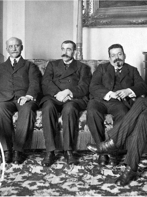 Der Zweite Rat der Volksbeauftragten, die provisorische Reichsregierung nach dem Sturz des Deutschen Kaiserreiches posiert im Januar 1919 in Weimar, Deutschland. V.l.n.r.: Otto Landsberg, Reichsjustizminister, Philipp Scheidemann, Ministerpräsident, Gustav Noske, Reichswehrminister, Friedrich Ebert, Reichspräsident, Reichskanzler und Vorsitzender der SPD und Rudolf Wissel, Reichsarbeitsminister und Reichswirtschaftsminister, alle SPD. (KEYSTONE/IBA-ARCHIV/Str) |