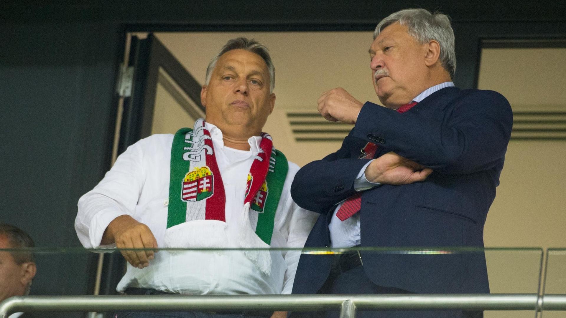 Ungarns Ministerpräsident Viktor Orban im Gespräch mit Csanyi Sandor, Chef des ungarischen Fußballverbandes. Ungarns Ministerpräsident Viktor Orban im Gespräch mit Csanyi Sandor, Chef des ungarischen Fußballverbandes.