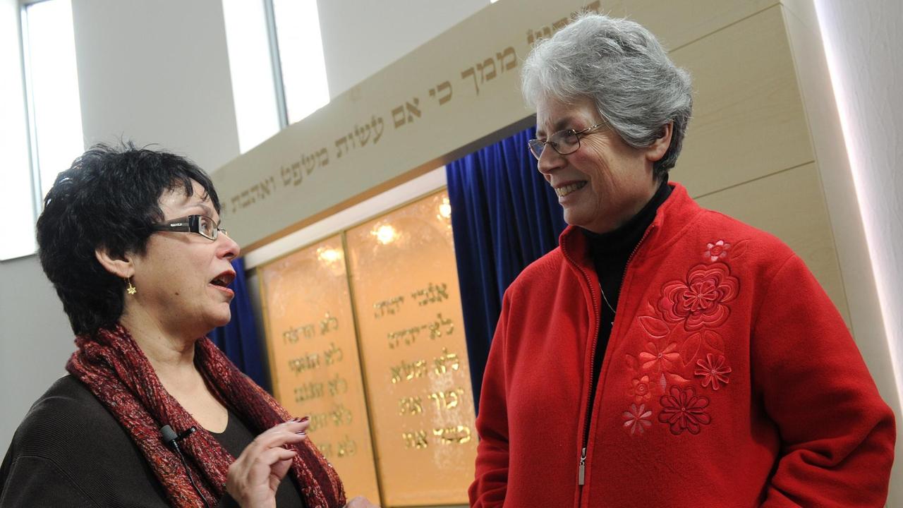 Die Gemeindevorsitzende Rachel Dohme (l) und die damalige Rabbinerin der Gemeinde, Irit Shillor (r), stehen vor dem Thoraschrank in der neuen Synagoge in Hameln. (Aufnahme von 2011)