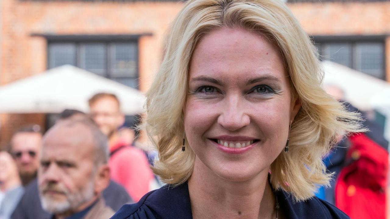 16.08.2019, Mecklenburg-Vorpommern, Wismar: Manuela Schwesig (SPD), die Ministerpräsidentin von Mecklenburg-Vorpommern, geht zur Eröffnung des 20. Schwedenfests über den Marktplatz. Mit dem 20. Schwedenfest erinnert die Hansestadt an diesem Wochenende an ihre 155 Jahre dauernde Zugehörigkeit zu Schweden. Wismar war während des Dreißigjährigen Krieges 1632 von den Schweden eingenommen worden. Foto: Jens Büttner/dpa-Zentralbild/dpa | Verwendung weltweit 16.08.2019, Mecklenburg-Vorpommern, Wismar: Manuela Schwesig (SPD), die Ministerpräsidentin von Mecklenburg-Vorpommern, geht zur Eröffnung des 20. Schwedenfests über den Marktplatz. Mit dem 20. Schwedenfest erinnert die Hansestadt an diesem Wochenende an ihre 155 Jahre dauernde Zugehörigkeit zu Schweden. Wismar war während des Dreißigjährigen Krieges 1632 von den Schweden eingenommen worden. Foto: Jens Büttner/dpa-Zentralbild/dpa | Verwendung weltweit