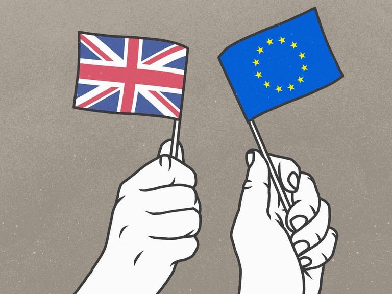 Zwei Hände mit den Fahnen von Großbritannien und der Europäischen Union.