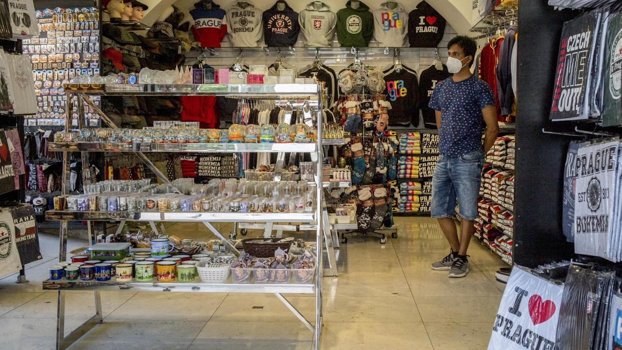 Ein Verkäufer wartet in Prag auf Kundschaft am ersten Tag der Wiederöffnung des Einzelhandels in Tschechien am 10. Mai 2021. Ein Verkäufer wartet in Prag auf Kundschaft am ersten Tag der Wiederöffnung des Einzelhandels in Tschechien am 10. Mai 2021.
