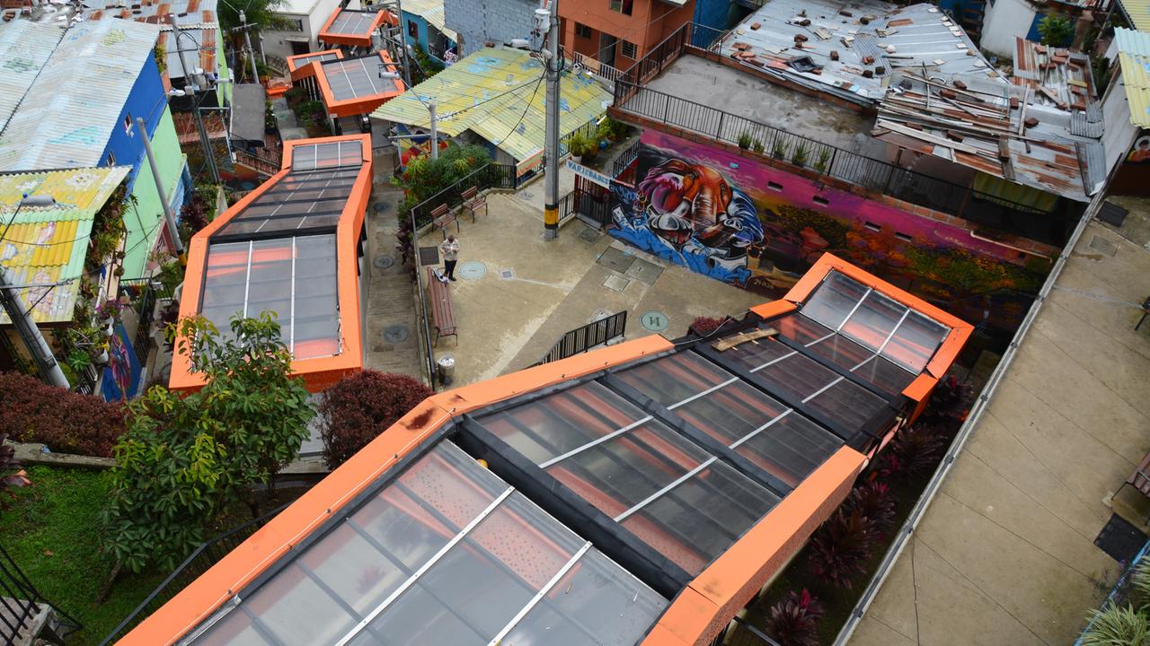 Überdachte Rolltreppen im einstigen Problemviertel Comuna 13 werden in Medellin zum Touristenmagneten. Überdachte Rolltreppen im einstigen Problemviertel Comuna 13 werden in Medellin zum Touristenmagneten.