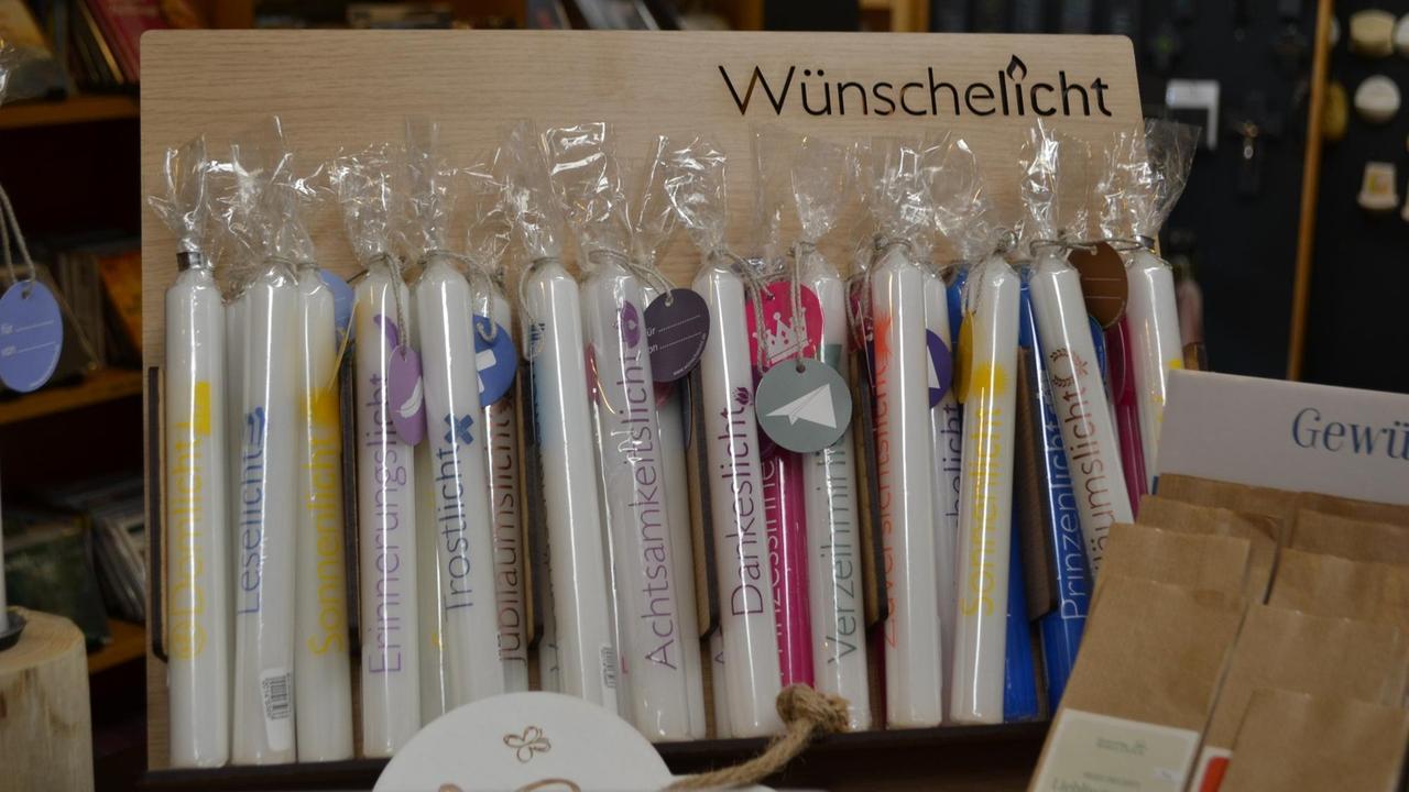 Wünschelichter im Aachener Domshop - die Kerzen sind mit Worten wie "Dankeslicht", "Trostlicht" und "Achtsamkeitslicht" beschrieben. Wünschelichter im Aachener Domshop - die Kerzen sind mit Worten wie "Dankeslicht", "Trostlicht" und "Achtsamkeitslicht" beschrieben.