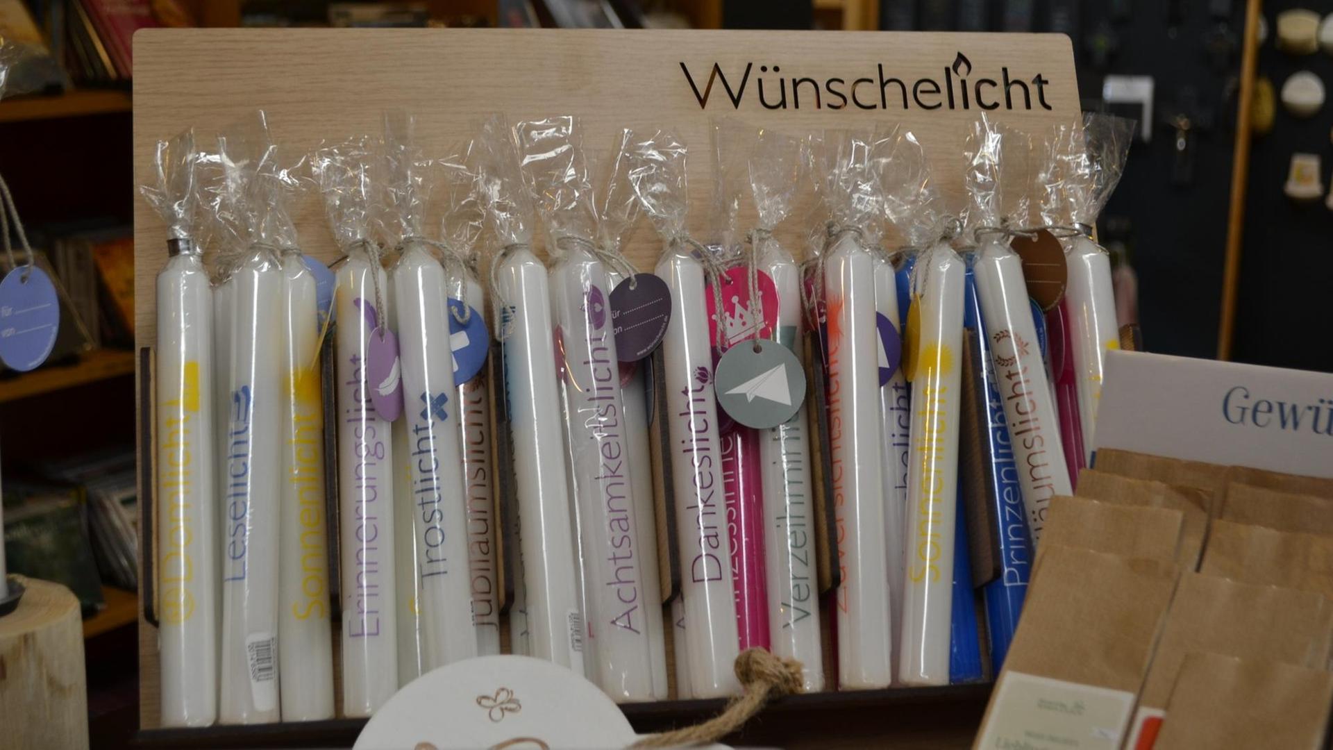 Wünschelichter im Aachener Domshop - die Kerzen sind mit Worten wie "Dankeslicht", "Trostlicht" und "Achtsamkeitslicht" beschrieben. Wünschelichter im Aachener Domshop - die Kerzen sind mit Worten wie "Dankeslicht", "Trostlicht" und "Achtsamkeitslicht" beschrieben.
